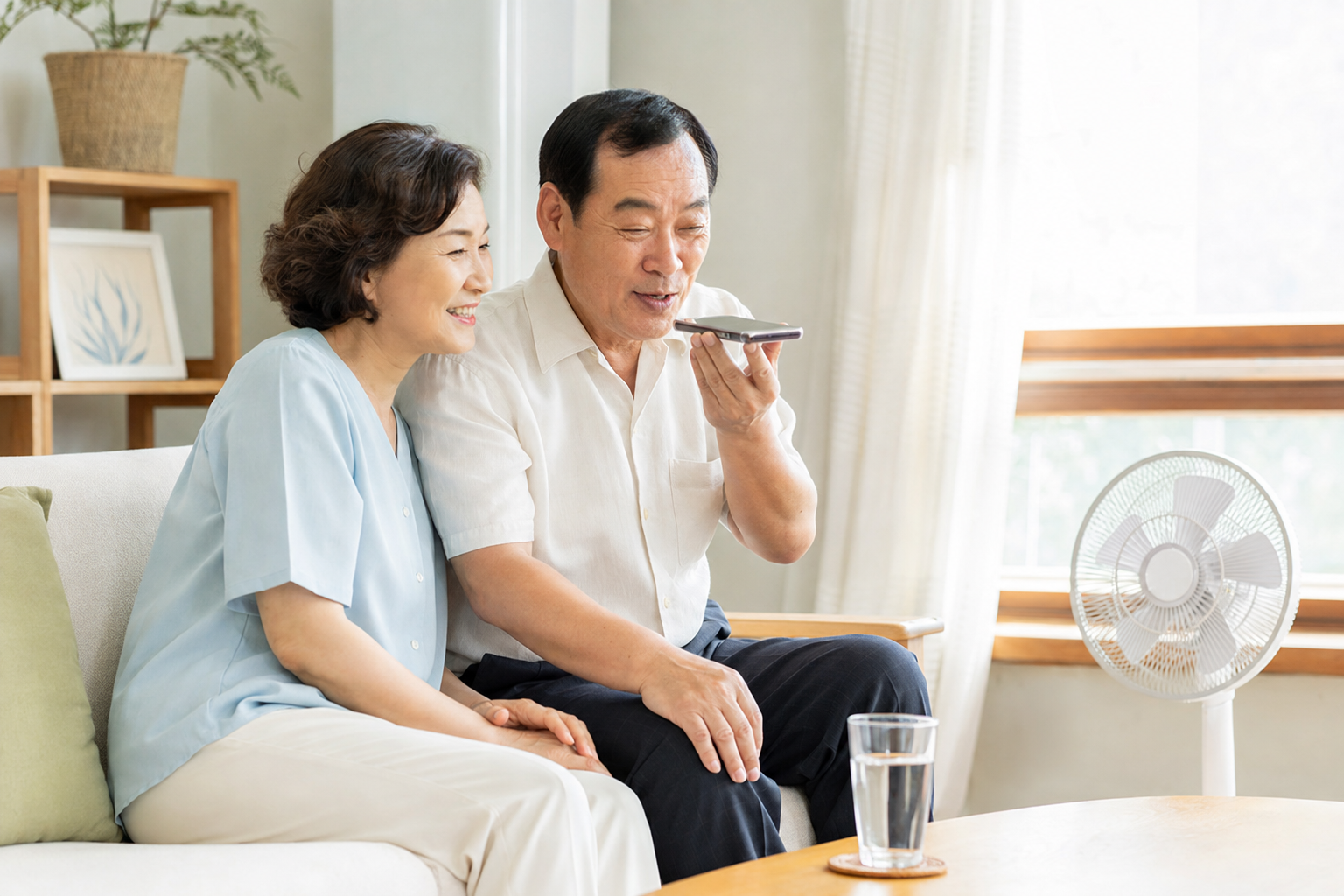 재난문자를 확인한 뒤 부모님께 안부 전화를 드리는 모습